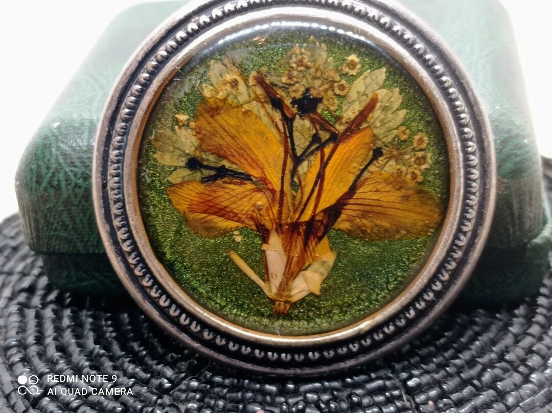 Broche Milion Solis Avec Fleurs Séchées - Vintage 4,6 Cm - Résine - Occasion Bon état