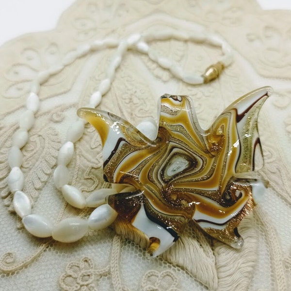 pendentif vintage papillon de verre de Murano et collier en perles de nacre naturelles vintage 60s, ensemble vintage tendre pour femme fête