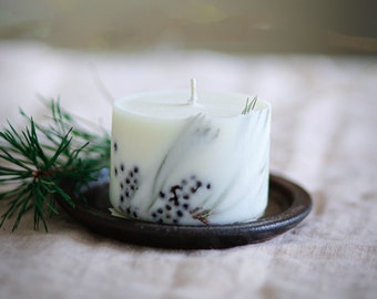 Aromatic candle made of soy wax with a natural edge, essential oils and natural materials - vegan