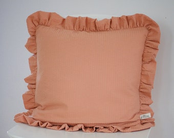 Pillowcase with flounce/ruffles made of seersucker