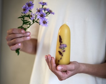 Beeswax candle, hand-drawn from 100% beeswax, decorated with pressed flowers and blossoms, 16 cm high, diameter 5 cm