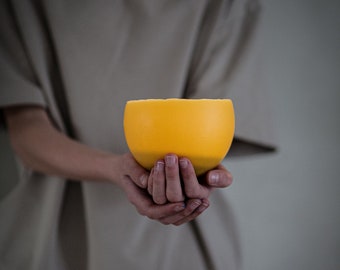 Beeswax bowl, hand-pulled from 100% beeswax approx. 9 cm high, diameter approx. 14 cm