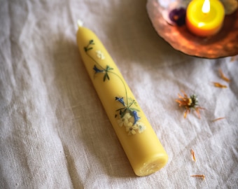 Beeswax candle, hand-pulled from 100% beeswax decorated with pressed flowers and blossoms 16 cm high, diameter 3 cm