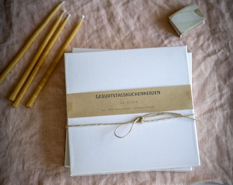 Może przedstawiać: Opakowanie 14 świeczek do tortu urodzinowego, wykonanych w 100% z wosku pszczelego, związane sznurkiem i brązową papierową etykietą z napisem "Geburtstagskuchenkerzen 14 Stück aus 100% Bienenwachs Lebensmittelrechtlich".