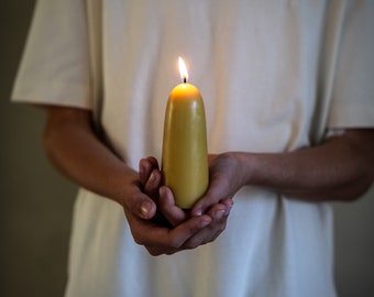 Beeswax candle, hand-pulled from 100% beeswax 12 cm high, diameter 5 cm