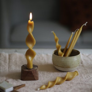 2er Set Spiralkerzen, handgezogen aus 100% Bienenwachs ca. 20 cm Höhe/Durchmesser schmalsten Stelle 2cm und 4cm an der breitesten Stelle