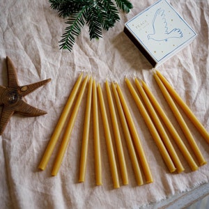 Set of 2 beeswax candles, hand-pulled from 100% beeswax 22 cm high, diameter 1 cm