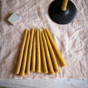 Set of 2 beeswax candles, hand-pulled from 100% beeswax 20 cm high, diameter 2 cm