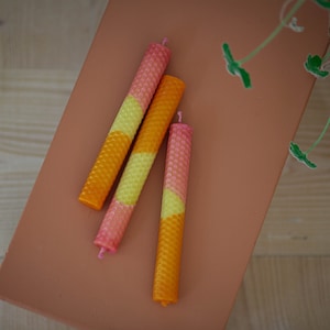 Set of 2 Dip Dye candles made of 100% beeswax in different colors