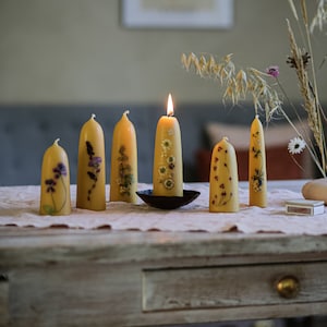 Bienenwachskerze, handgezogen aus 100% Bienenwachs mit gepressten Blumen und Blüten verziert 16cm Hoch, Durchmesser 5cm