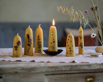 Beeswax candle, hand-pulled from 100% beeswax decorated with pressed flowers and blossoms 16 cm high, diameter 5 cm