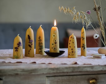 Beeswax candle, hand-pulled from 100% beeswax decorated with pressed flowers and blossoms, 16 cm high, diameter 5 cm