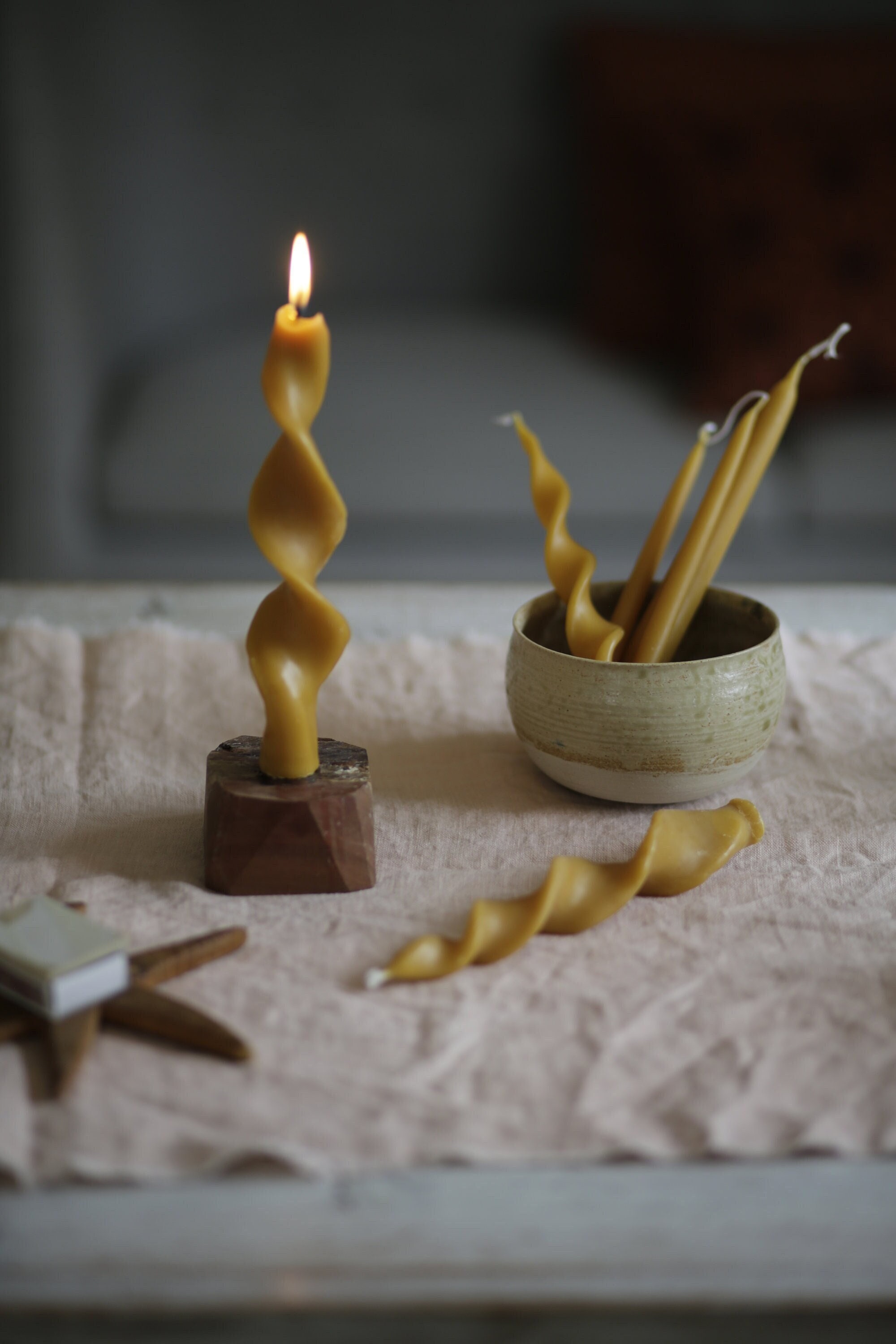 Set di 2 candele a spirale, disegnate a mano in cera d'api al 100%, circa 20 cm di altezza/diametro nel punto più stretto 2 cm e 4 cm nel punto più largo - Italia
