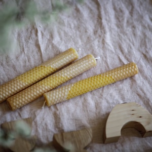 Set of 2 dip dye candles made from 100% beeswax in different colours