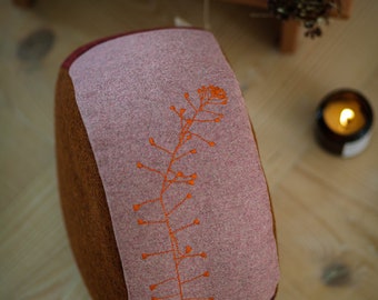 Yogakissen aus Wollfilz mit Stickerei Motiv "Hirtentäschel" - Meditationskissen oder Sitzkissen,