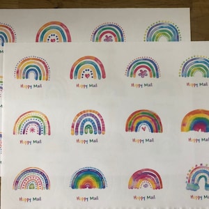 Planche de 24 magnifiques autocollants de courrier joyeux arc-en-ciel à griffonnages