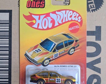 Hot Wheels Alfa Romeo GTV6 Hot Ones Modelo a escala 1/64 / Coche de carreras retro italiano / Regalo para coleccionista de coches, novio o compañero de trabajo.