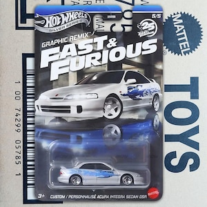 Puede incluir: Un coche de juguete Hot Wheels de la serie Graphic Remix Fast & Furious. El embalaje presenta un Acura Integra Sedan GSR plateado con gráficos azules. La tarjeta incluye los logotipos de Hot Wheels y Mattel.
