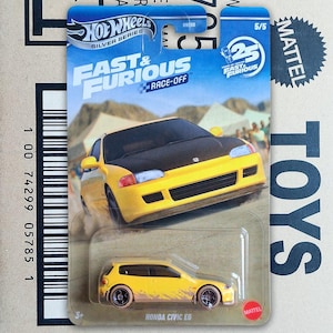 Puede incluir: Un coche de juguete Hot Wheels Silver Series Fast & Furious Race-Off, modelo Honda Civic EG amarillo. El embalaje muestra un Honda Civic amarillo con capó negro, el logotipo de Fast & Furious y un emblema del 25 aniversario.