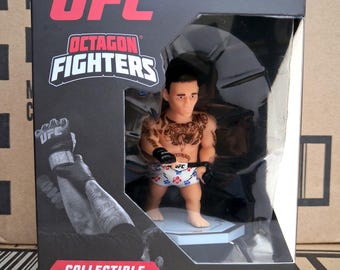 Figura coleccionable de Max Holloway, luchador octagonal de la UFC / Miniluchador oficial de la UFC en base octagonal / Regalo para fanáticos de las MMA y entusiastas de los deportes de combate