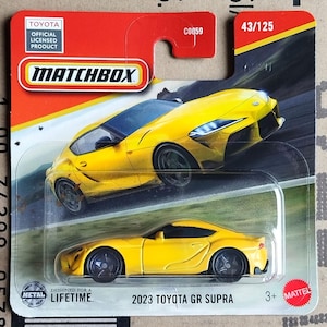 Peut inclure: Une voiture miniature jaune 2023 Toyota GR Supra dans son emballage d'origine. La voiture Matchbox est jaune vif avec des roues noires et est présentée sur une carte avec les logos Toyota et Matchbox. L'emballage comprend le texte "DESIGNED FOR A LIFETIME."