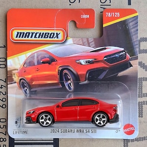Può includere: Un'auto giocattolo pressofusa 2024 Subaru WRX S4 STI rossa nella sua confezione blister originale Matchbox. La carta presenta uno sfondo arancione con una grafica dell'auto, il logo Matchbox e il testo 78/125. L'auto ha ruote e finestrini neri.