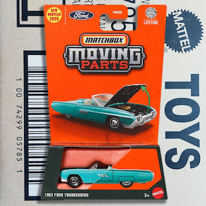 Puede incluir: Un paquete de coche de juguete Matchbox Moving Parts con un descapotable Ford Thunderbird turquesa de 1963 con el capó abierto. El paquete es naranja con los logotipos de Ford y Matchbox, y el texto "NEW NOUVEAU 2025". También incluye el texto "METAL LIFETIME".