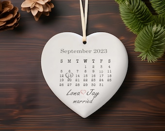 Getrouwd ornament ~ huwelijkscadeau ~ bruiloft datum ornament ~ kalender jubileum cadeau ~ onze eerste kerst ~ pasgetrouwde ~ verlovingscadeau OR10