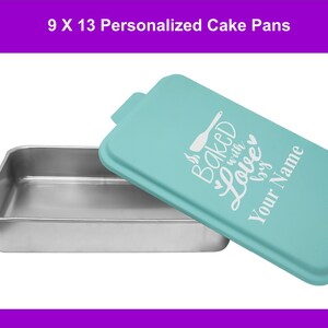 Puede incluir: Un molde para hornear personalizado de 23x33 cm con una tapa azul claro. La tapa tiene el texto "Baked with Love by Your Name" en letras blancas.
