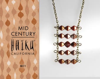 Mid Century de HaikuCalifornia: Collar geométrico de escalera naranja brunt con cadena de bronce.