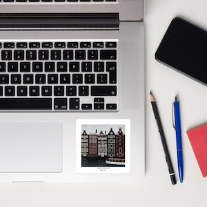 Amsterdam Niederlande Reiseaufkleber | Damrak Kanal Häuser Amsterdam Vinyl Laptop Aufkleber Kunstdruck Design Geschenk Idee Souvenir| 7,5 x 8 cm