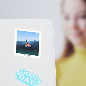 Sticker van de kunst van de reis van Slovenië | Church Island Lake Bled Laptop Avontuur Vinylsticker Art Print Design Cadeau Idee Souvenir | 3 x 3 inch