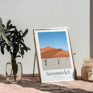 Sossusvlei Namibia Reise Kunst Minimalist Digitaldruck Poster | Namib Wüste Sanddüne Wand Kunstwerk Design Geschenk Idee Andenken | 18x18cm