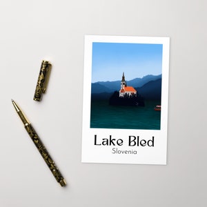 Impresión de postal de viaje del lago Bled / Recuerdo de la isla de la Iglesia en Eslovenia / Diseño de impresión artística de viaje, idea de regalo para viajeros / 4 x 6 pulgadas