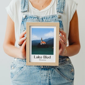 Bleder See Slowenien Reise-Kunst, minimalistisch, Digitaldruck, Poster | Church Island Lake Bled Wand Kunstwerk Design Geschenk Idee Souvenir | 13x18 cm