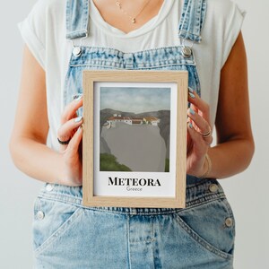 Meteora Klöster Griechenland Reisekunst Minimalist Digitaldruck Poster | Ästhetisches Wandkunstwerk Design Geschenkidee Souvenir | 18x18cm