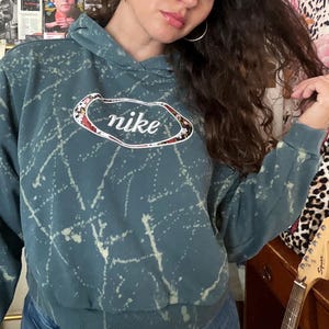 Sudadera Nike reciclada, con efecto desteñido, corta, talla M imagen 1