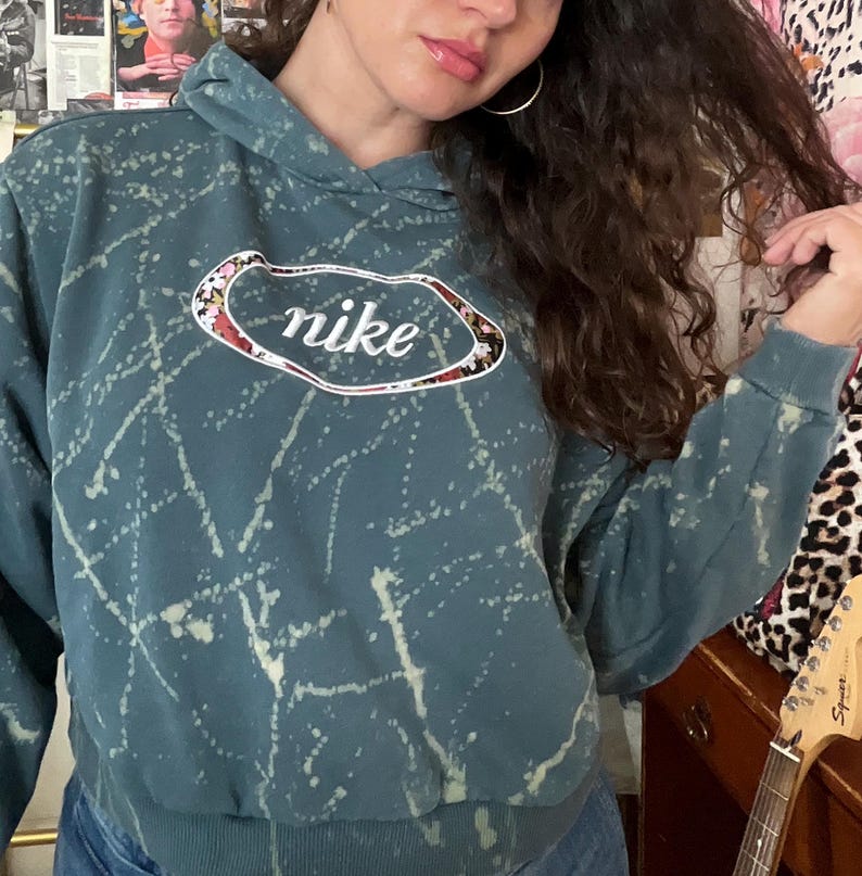 Sudadera Nike reciclada, con efecto desteñido, corta, talla M imagen 1