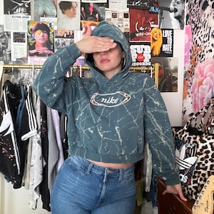 Puede incluir: Una taza de cer&aacute;mica blanca con un asa negra y el texto "But First, Coffee" en un estilo manuscrito. La taza est&aacute; sobre una superficie blanca. La taza mide aproximadamente 10 cm de alto.