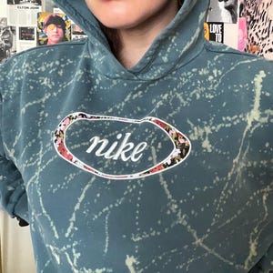 Puede incluir: Un juego de tres tazas de cer&aacute;mica con un acabado mate moteado. Cada taza presenta un color diferente: azul claro, crema y gris. Las tazas tienen un dise&ntilde;o simple y moderno con una forma redondeada y un asa.