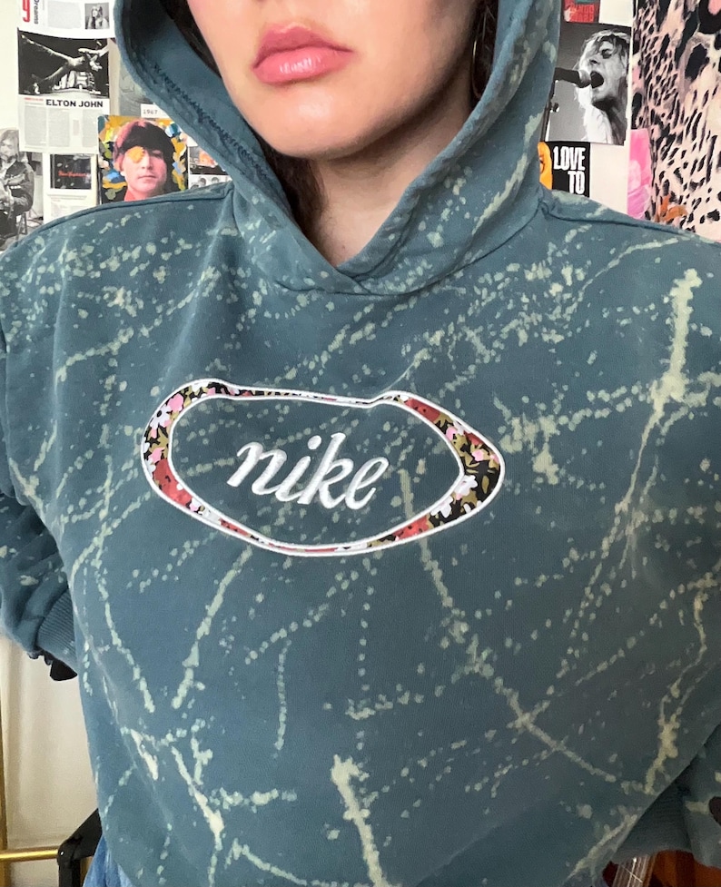 Puede incluir: Un juego de tres tazas de cer&aacute;mica con un acabado mate moteado. Cada taza presenta un color diferente: azul claro, crema y gris. Las tazas tienen un dise&ntilde;o simple y moderno con una forma redondeada y un asa.