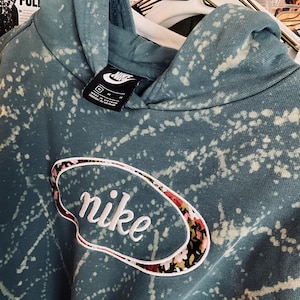 Sudadera Nike reciclada, con efecto desteñido, corta, talla M imagen 3