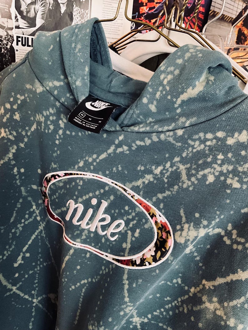 Sudadera Nike reciclada, con efecto desteñido, corta, talla M imagen 3