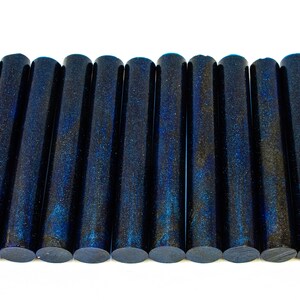 以下が含まれることがあります： キラキラ光るダークブルーのアクリルロッドが15本並んでいます。ロッドの直径は約1.2cm、長さは約30cmです。