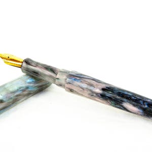 K&ouml;nnte beinhalten: Rustikales Holzschild mit dem handgeschriebenen Text "Welcome to our home". Das rechteckige Schild hat eine verwitterte Oberfl&auml;che und ein schlichtes, einladendes Design. Geeignet f&uuml;r den Innen- und Au&szlig;enbereich.