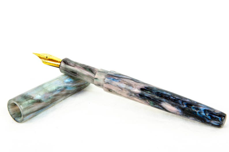 K&ouml;nnte beinhalten: Rustikales Holzschild mit dem handgeschriebenen Text "Welcome to our home". Das rechteckige Schild hat eine verwitterte Oberfl&auml;che und ein schlichtes, einladendes Design. Geeignet f&uuml;r den Innen- und Au&szlig;enbereich.