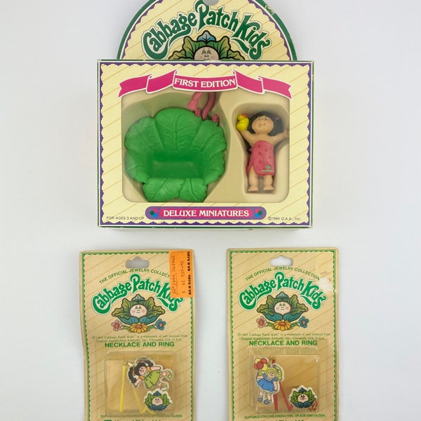 vintage Original 1984 Cabbage Patch Deluxe Miniatures et deux ensembles de collier et bague de 1983.