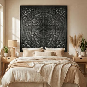 Cabecero de mandala negro tallado a mano: "Kusuma", arte de pared balinés de madera California King, 183 cm