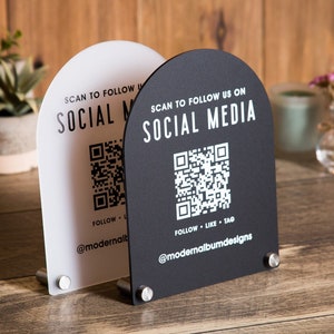 Señal de redes sociales con código QR arqueado - Señalización de escritorio de mesa escaneable de 6x7,75", redes sociales para pequeñas empresas, letreros de bar de restaurante de salón de oficina
