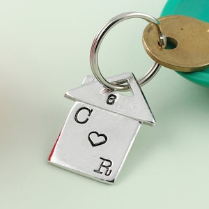 Llavero personalizado de peltre con forma de casa: Regalo para nuevo hogar